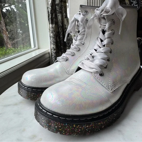 NWOB 🦄Iridescent rainbow Doc Martens! - Picture 3 of 15
